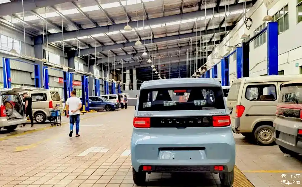 上下班代步新宠摄像小哥喜提五菱宏光miniev