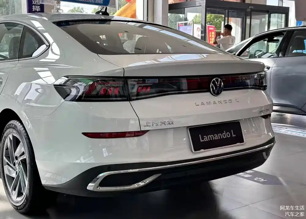 到店实拍上汽大众凌渡l,降至11.19万起售,标配无框车门,真香!