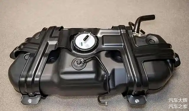 很多新手不知道汽车加油要注意那汽车油箱都有哪些冷知识