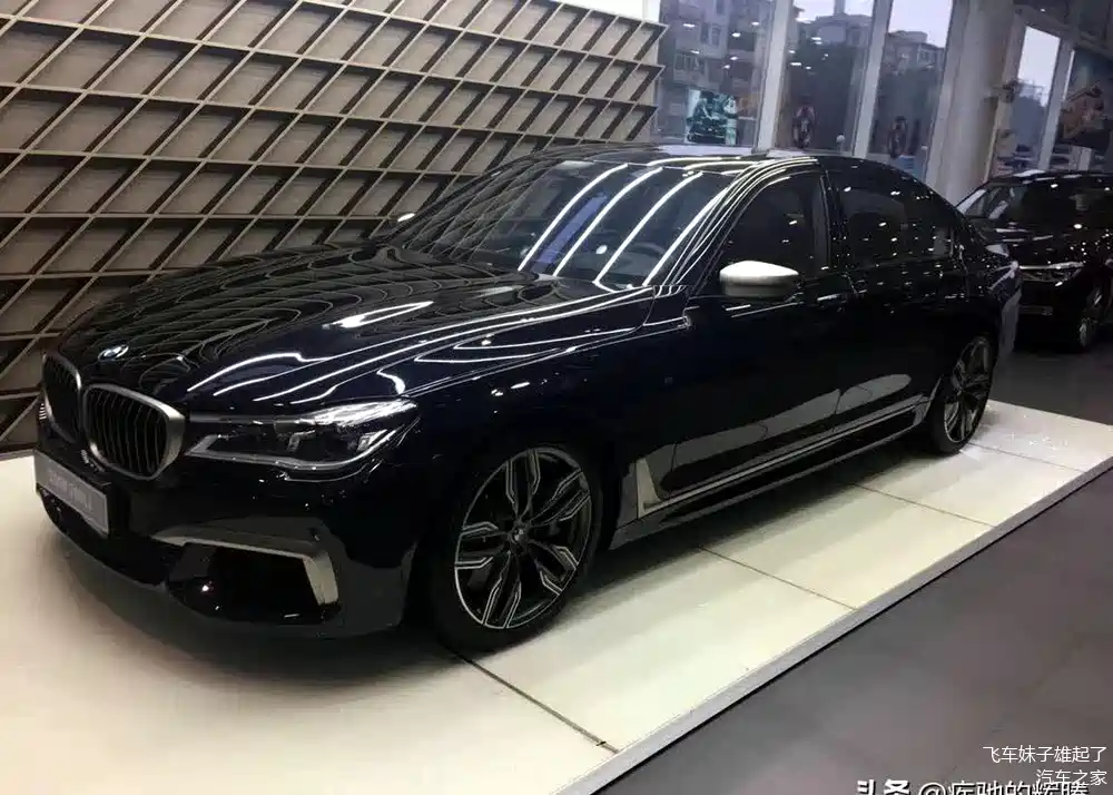 宝马m760liv12豪华套装:它无疑是宝马7系当之无愧的旗舰轿车