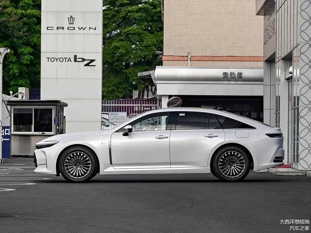 丰田皇冠:颠覆传统的豪华运动轿跑
