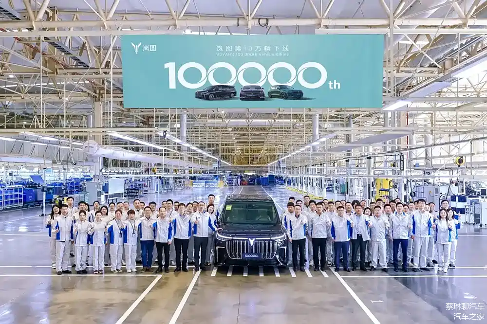 行走的品牌代言人 岚图卢放为用户送工装