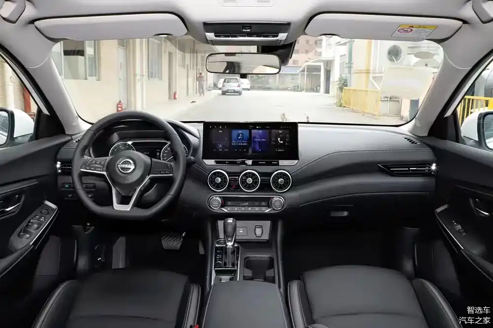 至于轩逸·经典舒适版,虽然配置算不上丰富,甚至连中控屏,倒车影像都