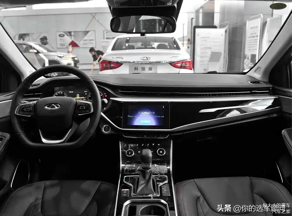 艾瑞泽gx内饰看起来十分简洁,大面积钢企钢琴烤漆材质搭配上银色镀铬