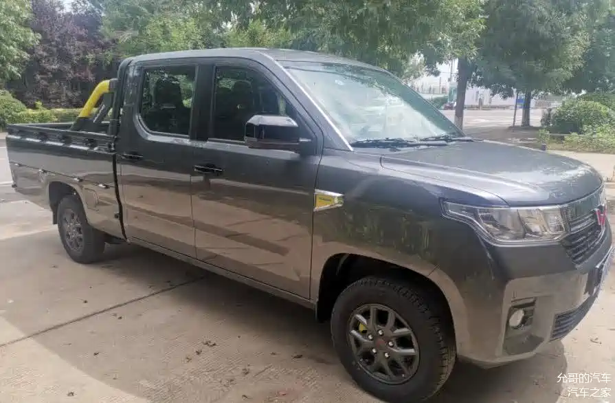 人民要啥就造啥工作钓鱼两不误车长5米多五菱征途5万多开走