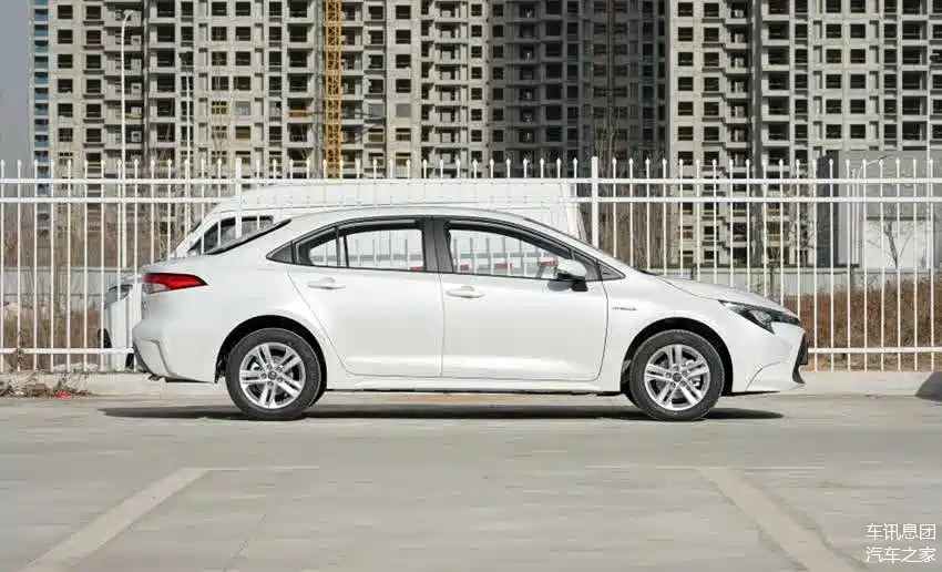 丰田雷凌:下探到10.06万,满油跑800km,30天狂卖18863辆