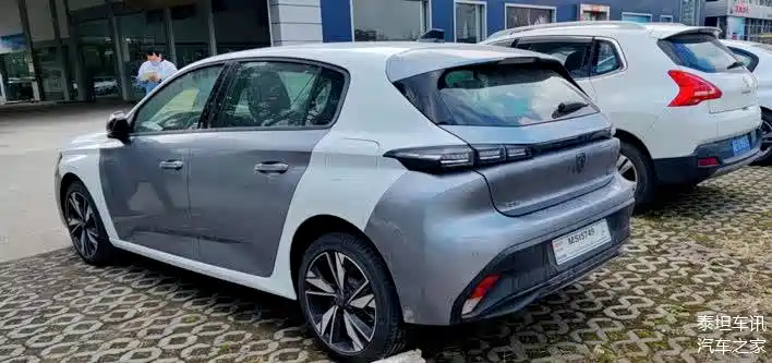 全新一代标致308实车,1.6t混动 at变速,外型犀利,底盘扎实