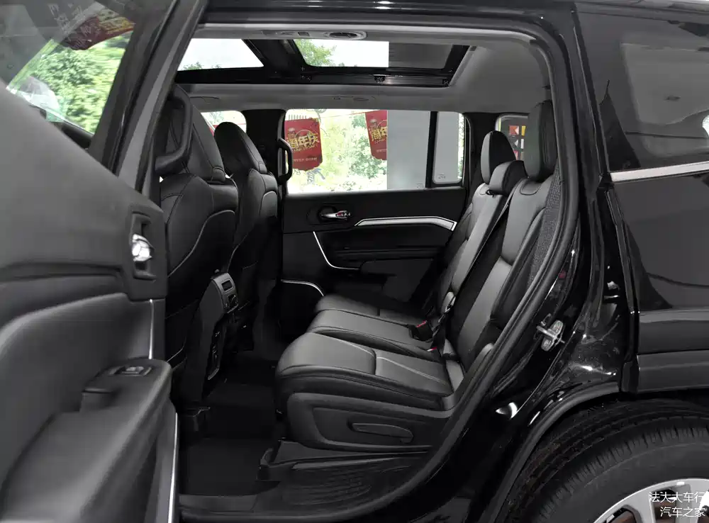 动力和四驱都很强,空间够大还有优惠,实拍jeep大指挥官