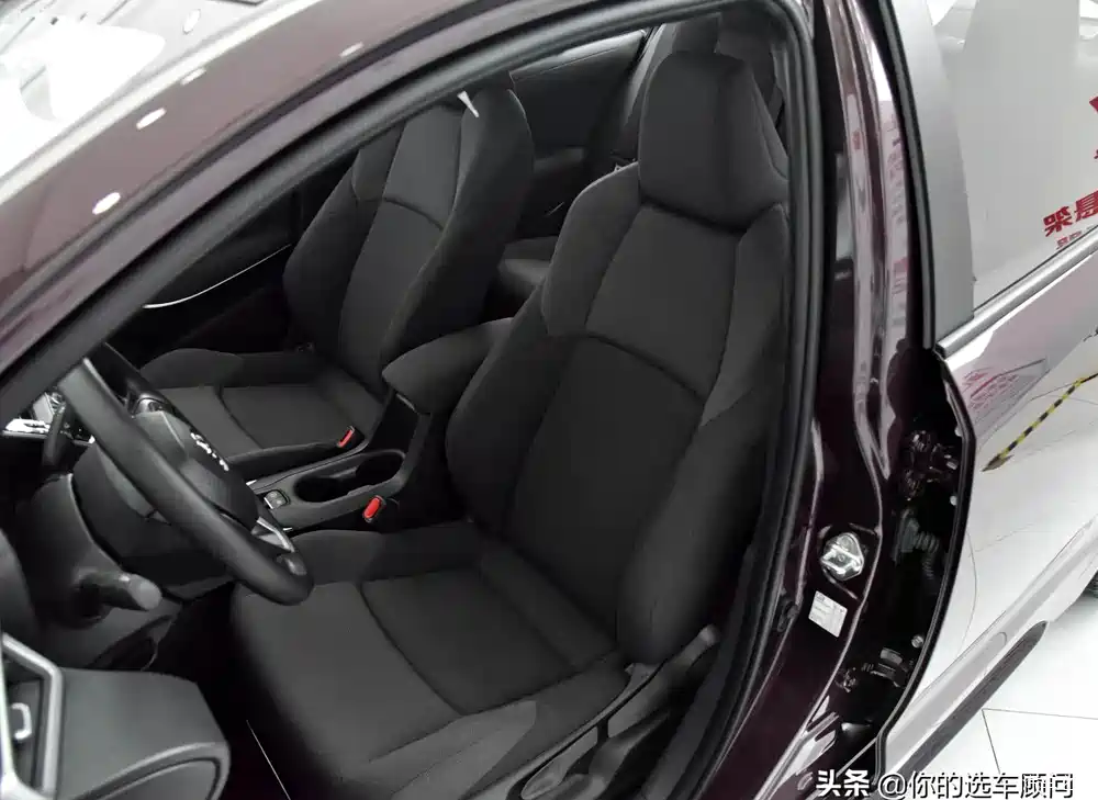 雷凌配备后排头部气囊,后座出风口.后方空间相当宽敞.