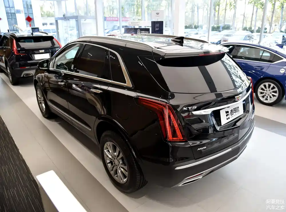 凯迪拉克xt5 2021款 28t 四驱豪华型的车头看起来相当犀利,点阵式中网