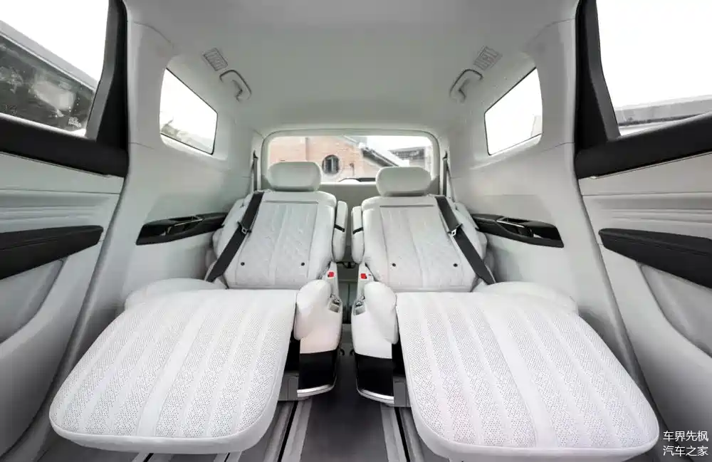 五菱脱胎换骨,新车头等舱的舒适,一公里3毛多,有电动腿托