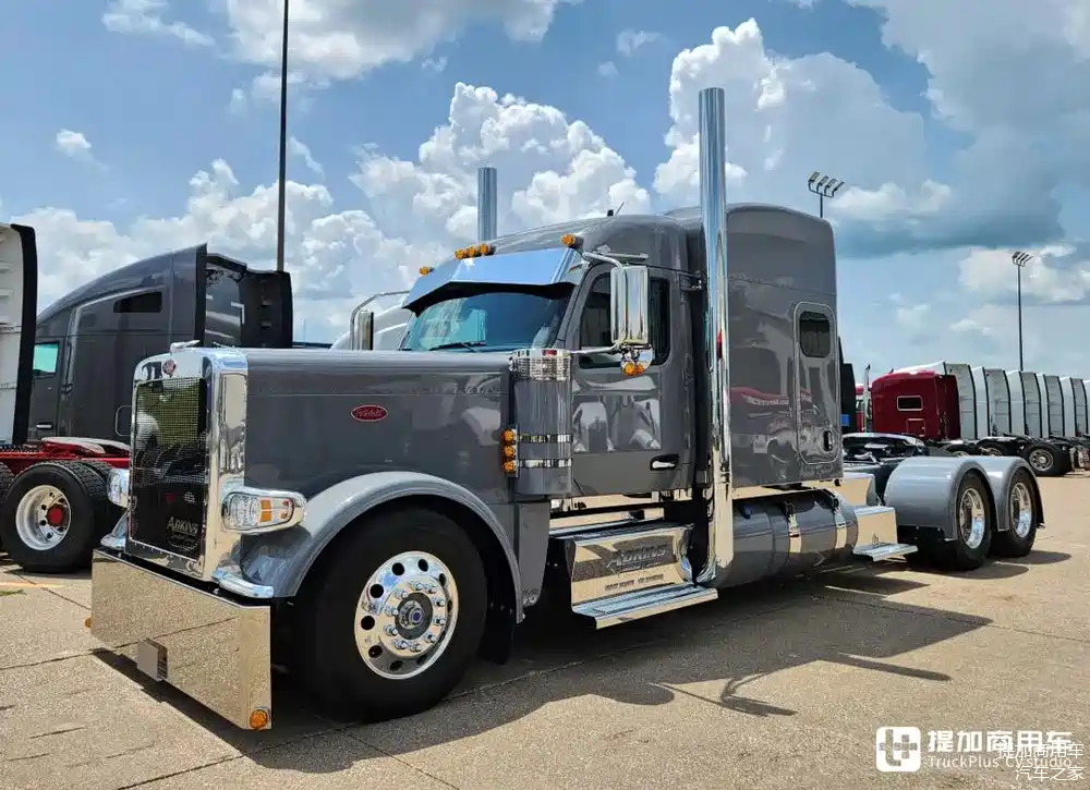 传承美式长头卡车经典灵魂,最新款彼得比尔特589牵引车实拍