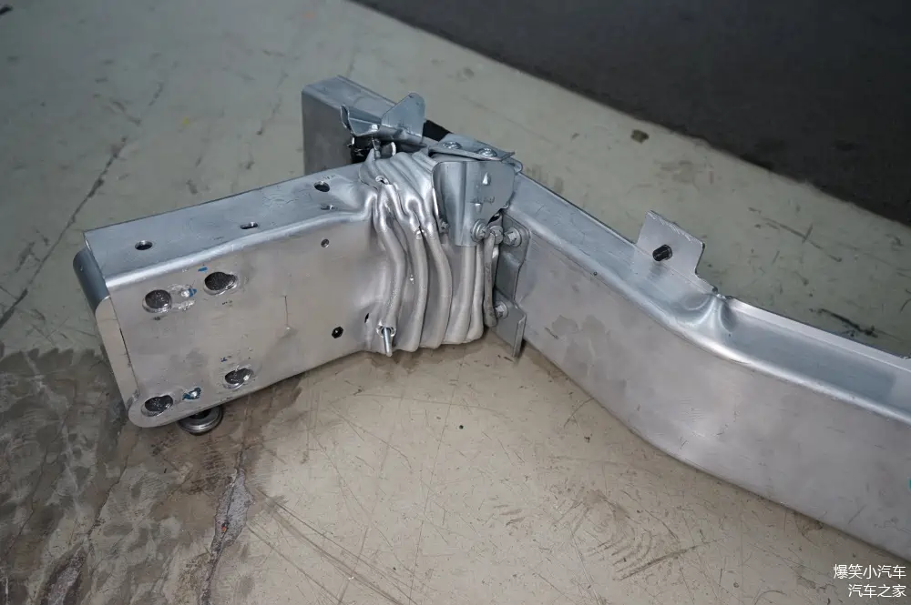 极氪直播解密极氪式安全超长吸能盒车主反馈最有力