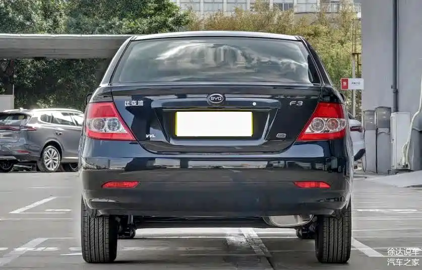 49万!体验比亚迪f3:老当益壮,油耗5.9l,空间挺宽敞
