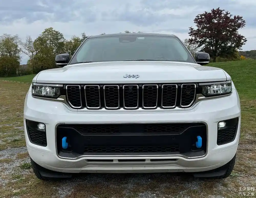 全新jeep大切诺基实车,越野范十足,搭载双排座椅