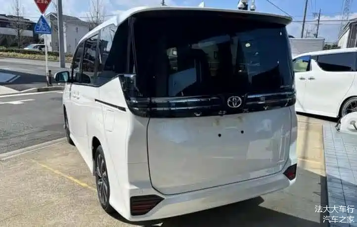 小号埃尔法,丰田noah将引入,约14万,混动 8座,看啥奥德赛