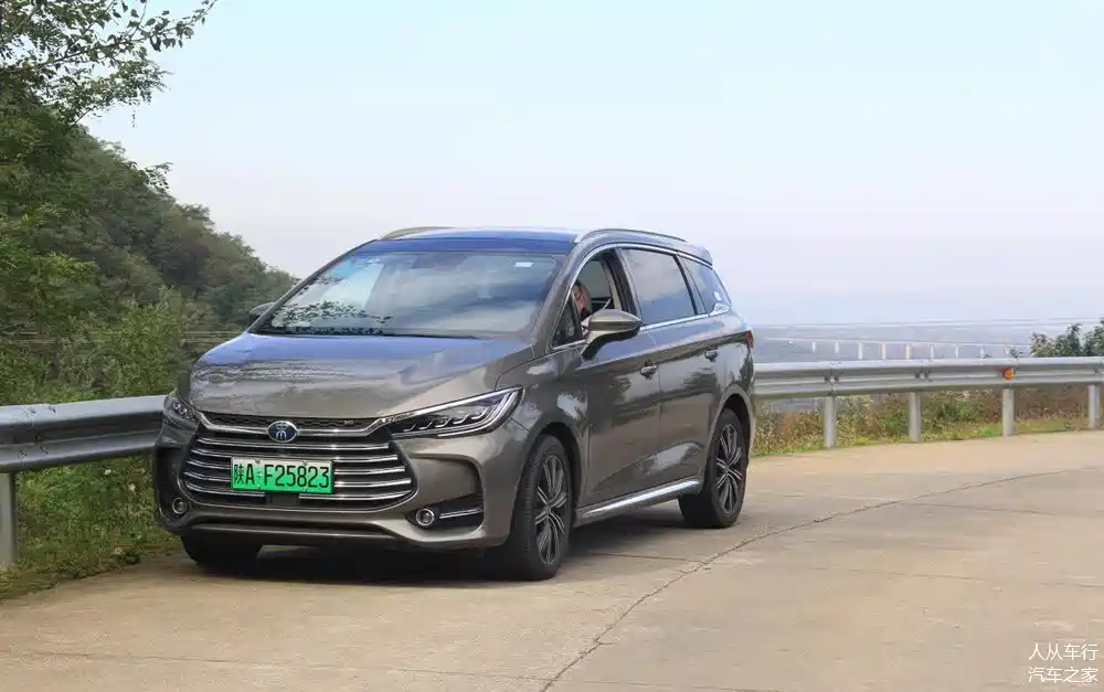 而比亚迪推出的宋max(参数|询价)就是这样一款跨界mpv,这款车与宋