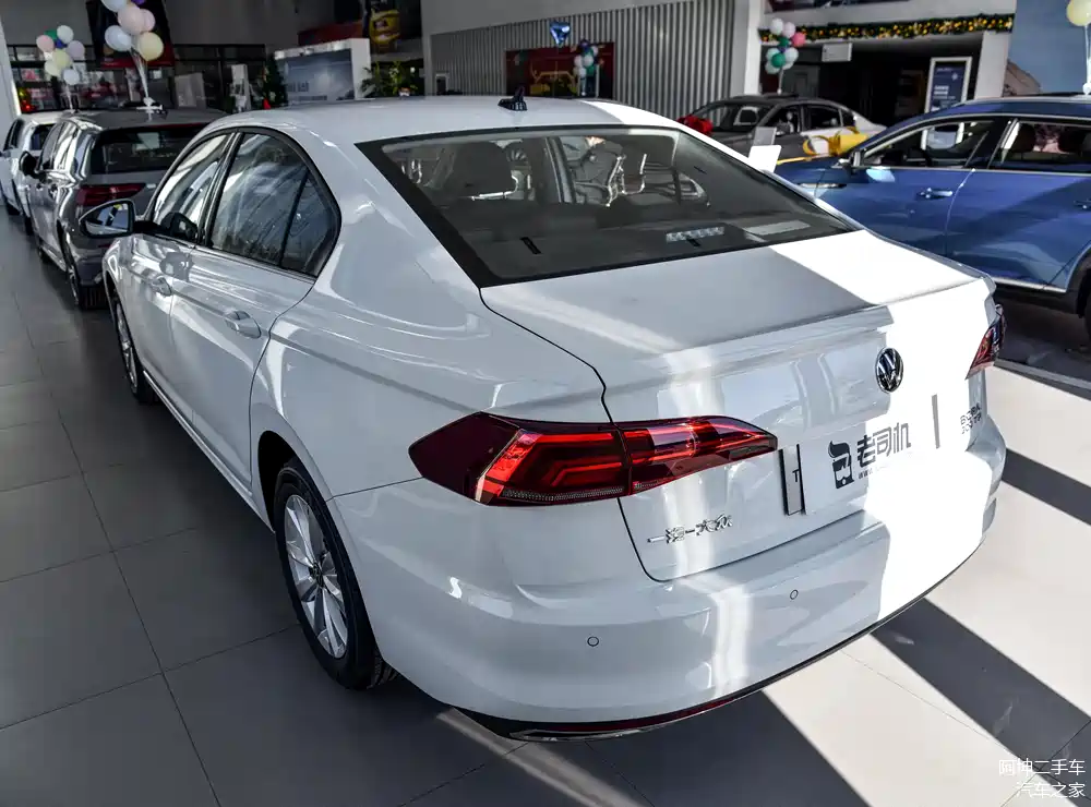 宝来 2021款 200tsi 双离合精英智联版前脸采用大众家族式设计风格,看