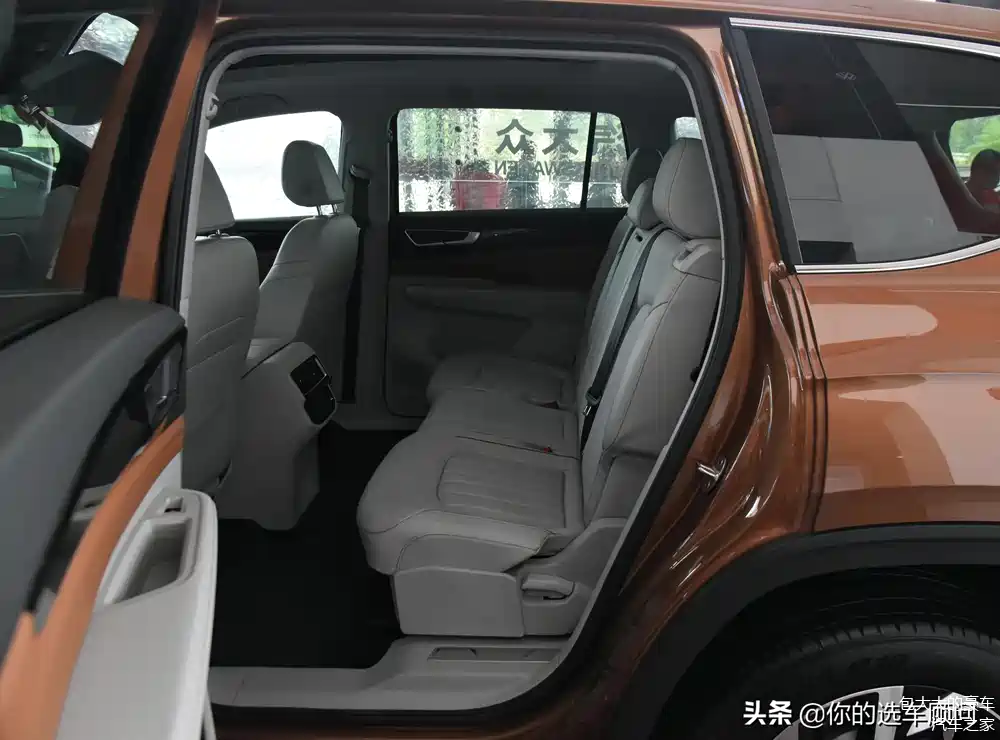 油耗8.5l五米多的7座suv大块头,便宜还是合资,实拍途昂