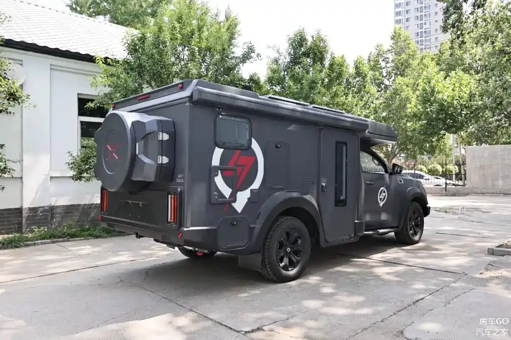 这台房车四驱三把锁越野强悍!升顶可下地库,双床2-4人出行