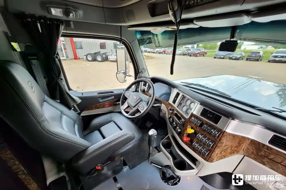 传承美式长头卡车经典灵魂,最新款彼得比尔特589牵引车实拍