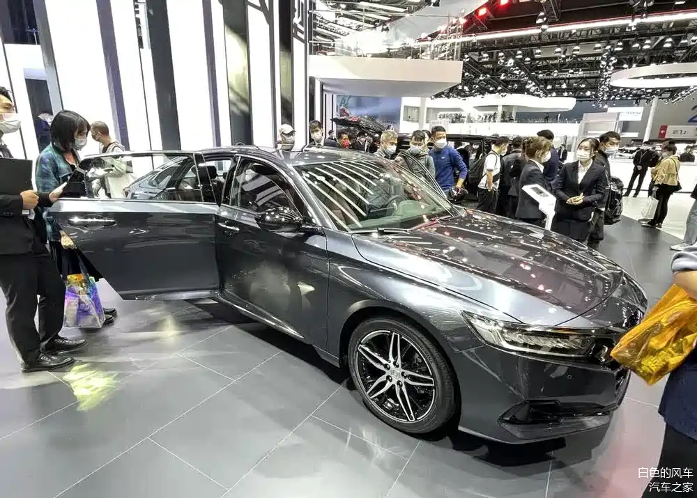 2022款雅阁针对细节进行了重新设计,不仅采用全新风格的进气格栅和前