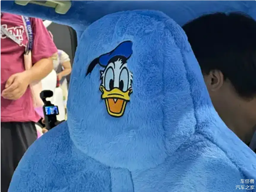 五菱真会整活呀!五菱缤果plus唐老鸭版亮相广州车展,太可爱了