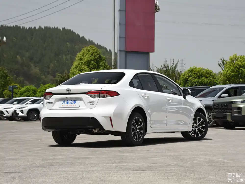 丰田雷凌,简约内饰引领新风尚