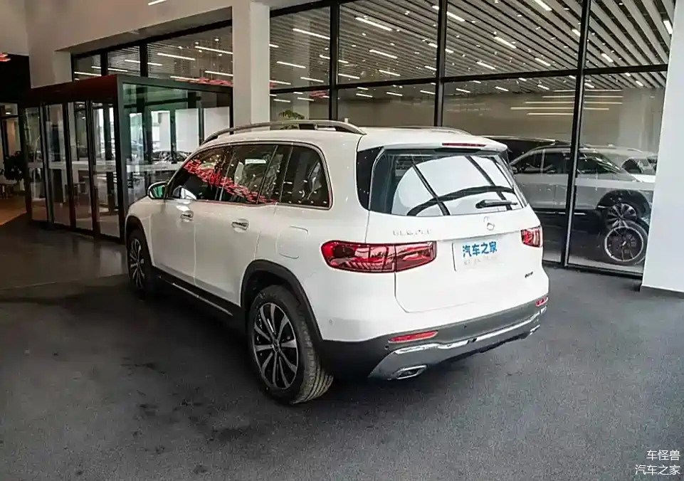 奔驰glb实车到店!七座设计 混合动力,高端suv市场新选择?