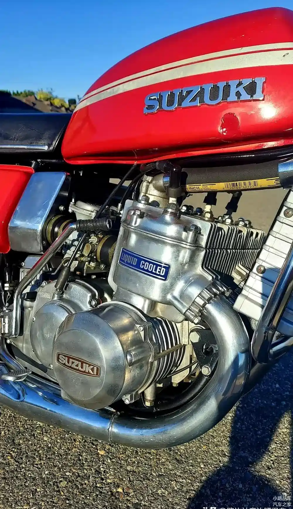 738cc 液冷式二冲程三缸发动机配备喷油装置,三台 mikuni 化油器,镀铬