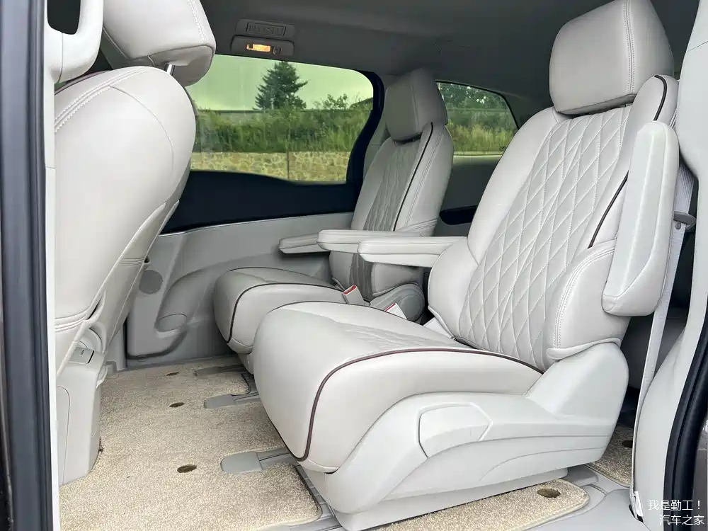 第三排和后备箱空间都比较小,但这款车无论是前排,中排还是后排空间