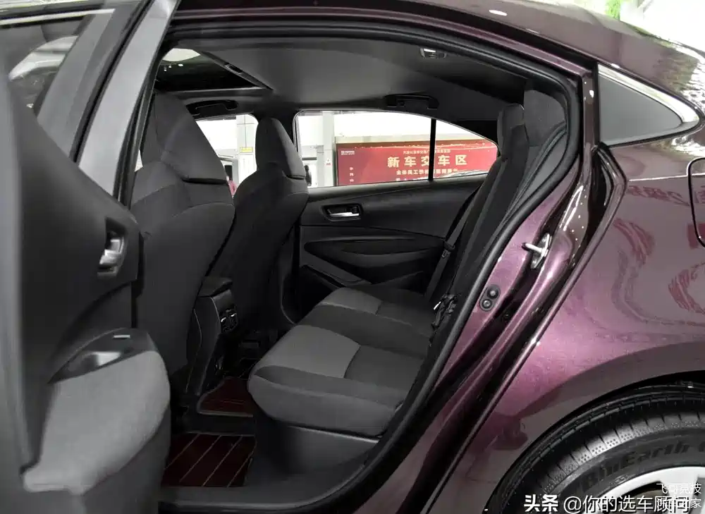 雷凌配备后排头部气囊,后座出风口.后方空间相当宽敞.