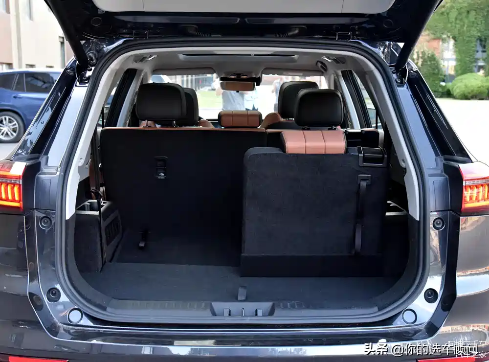 第三排与后备箱的矛盾在瑞虎8 plus上也有,不过问题不是很大,较长的后