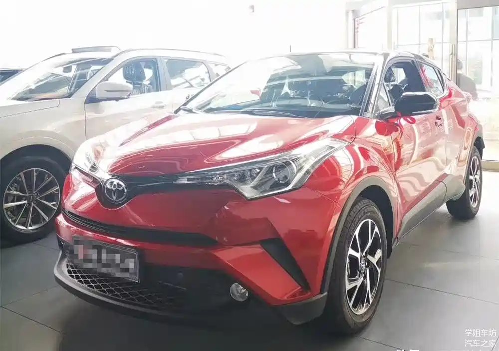 朋友全款买了丰田c-hr,外观时尚动感,2.0l油耗才6.8l
