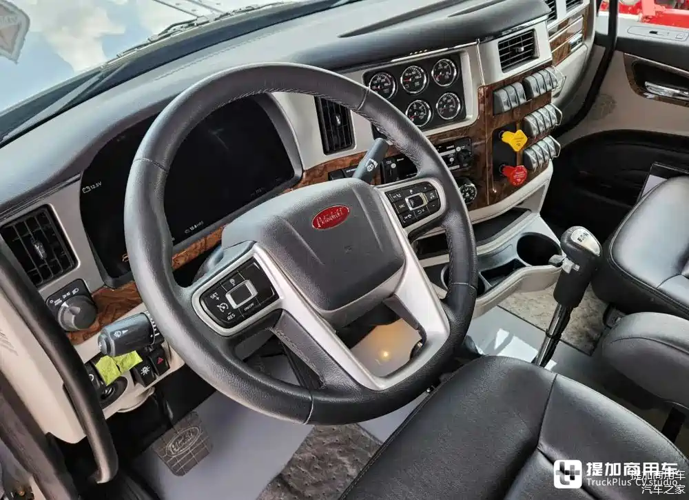 传承美式长头卡车经典灵魂,最新款彼得比尔特589牵引车实拍