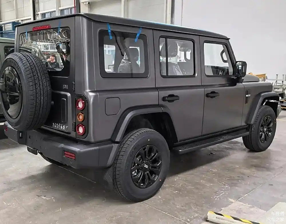 黑色涂装显霸气,全新212实车亮相!配2.0t 四驱,越野性能出众!