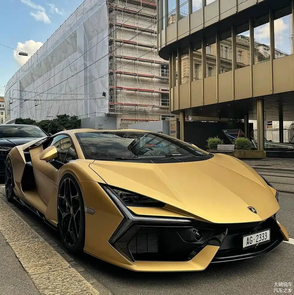 全新兰博基尼revuelto海外街拍 超高颜值 实力强劲的超跑
