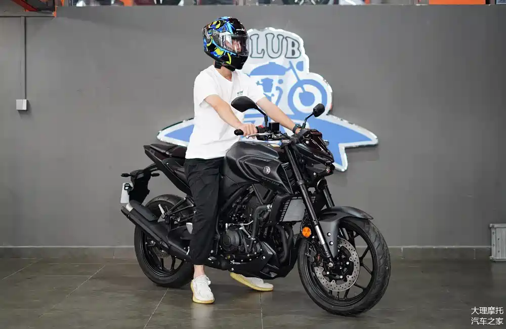 印尼进口,雅马哈水冷双缸街车,马力41.3匹,极速可达200kmh