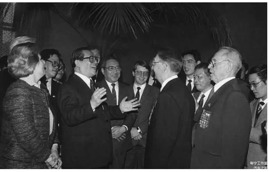 ▲江泽民同志在中国驻苏联大使馆会见苏联友人。