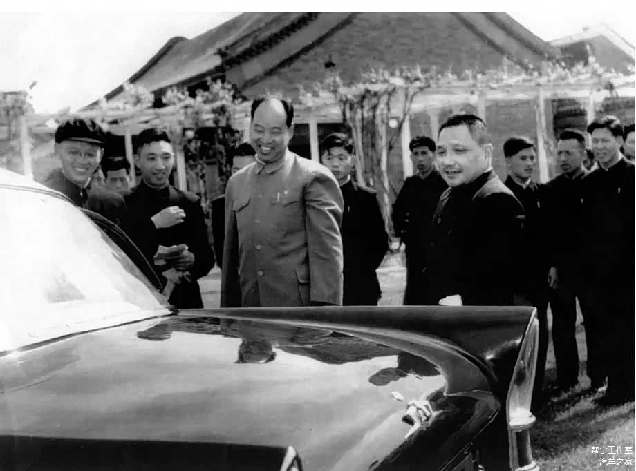 ▲1958年，在中南海邓小平、彭真观看东风牌小轿车，左二为李岚清。