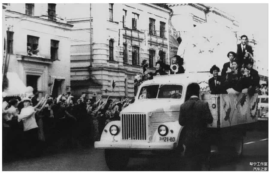 ▲李岚清为联欢节中国代表团引领花车拍的照片。