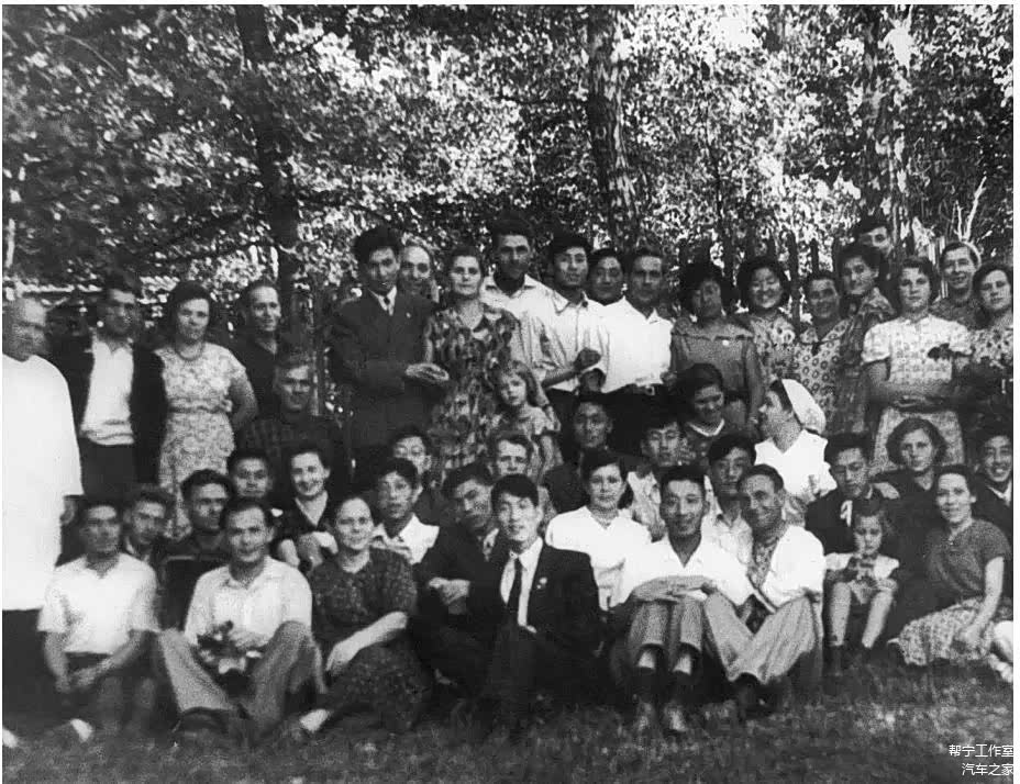 ▲李岚清（前排右四）和实习的同志们与苏联汽车厂同事共度假日。