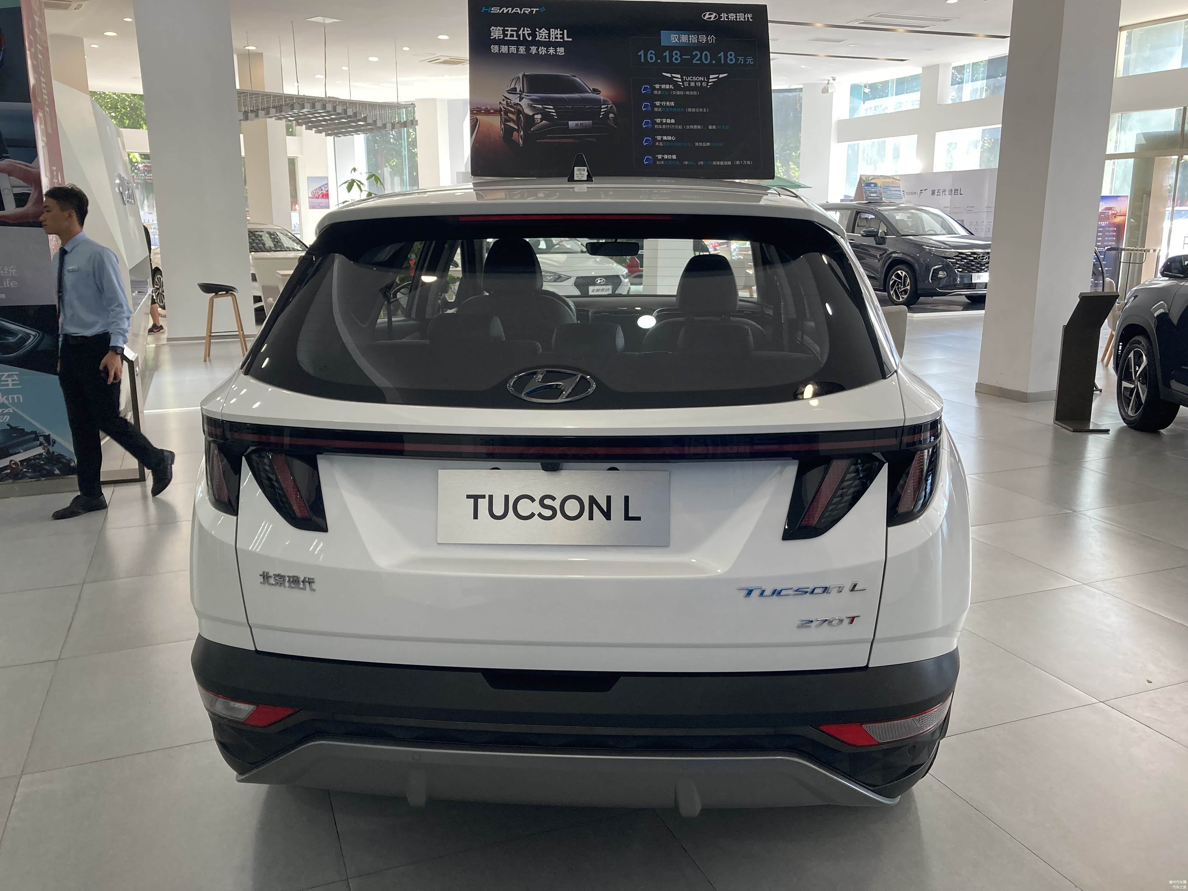 尾部LOGO也嵌在后挡风玻璃里