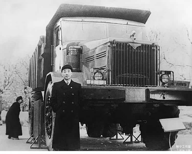 ▲李岚清参观莫斯科汽车展。