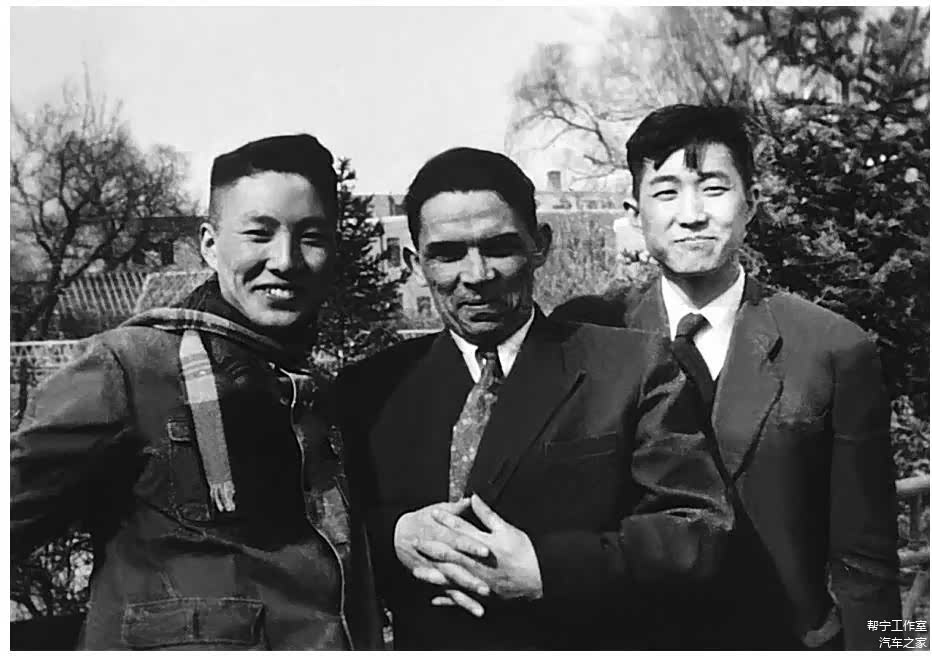 ▲基列夫（中）和翻译刘人伟（左）及中国留学生。