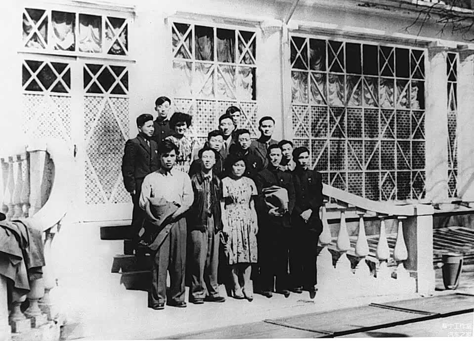 ▲参观列宁故居（后排右三为李岚清）。