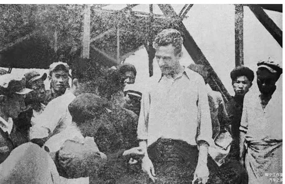 ▲援建一汽的专家组组长希格乔夫在现场指导工作。