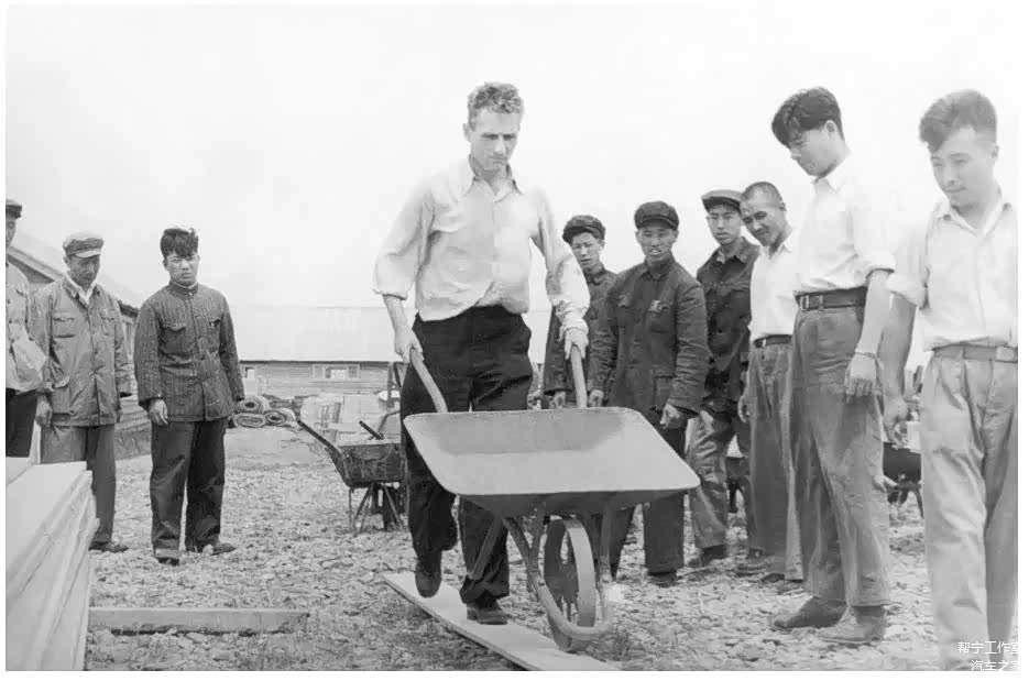 ▲1954年，苏联专家组组长希格乔夫在一汽现场示范推车。