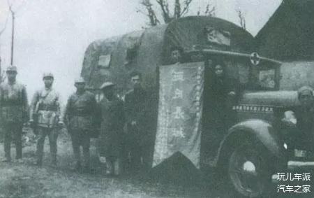 李克农接受捐助物资