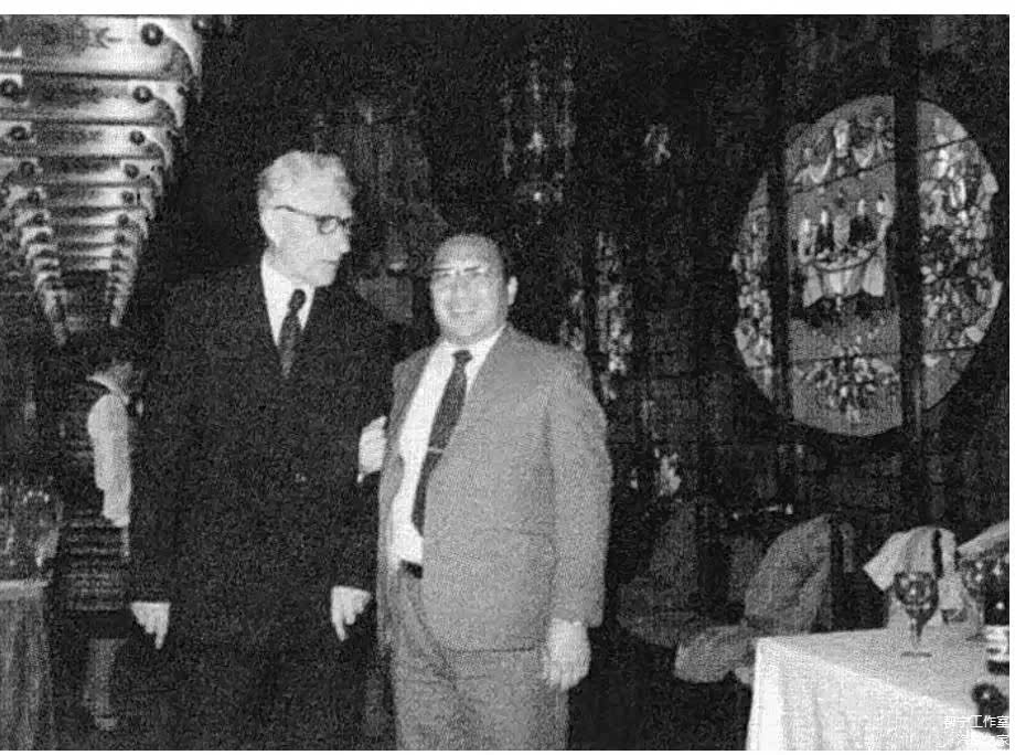 ▲1986年，李岚清（右）率中苏友协代表团访苏时会见援建一汽专家组组长希格乔夫。